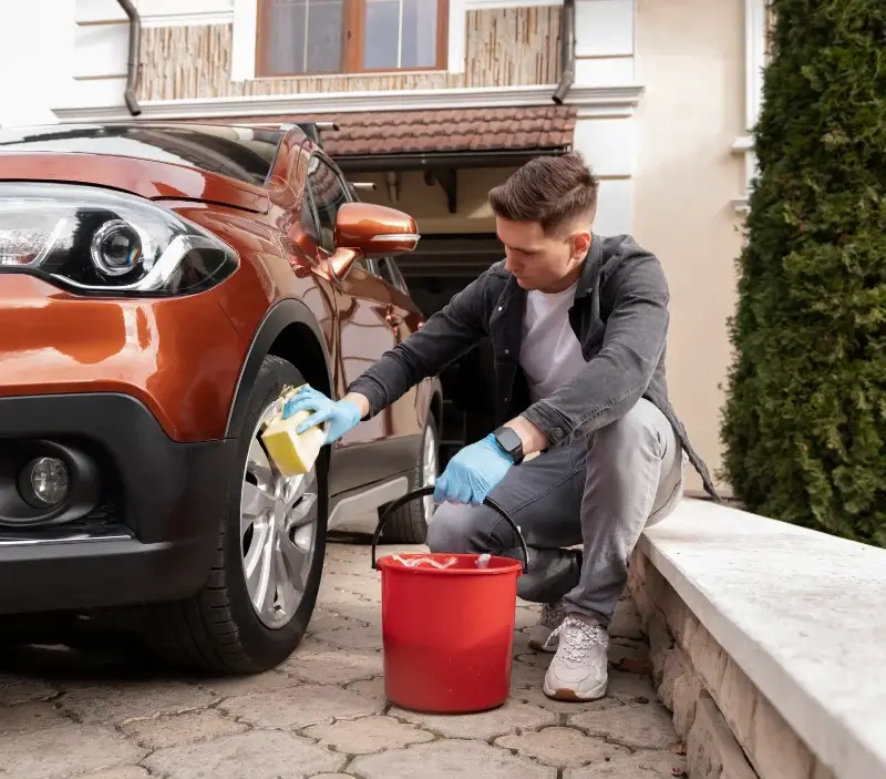 Lavage auto à domicile Rennes-les-Bains : professionnel intervenant sur un véhicule